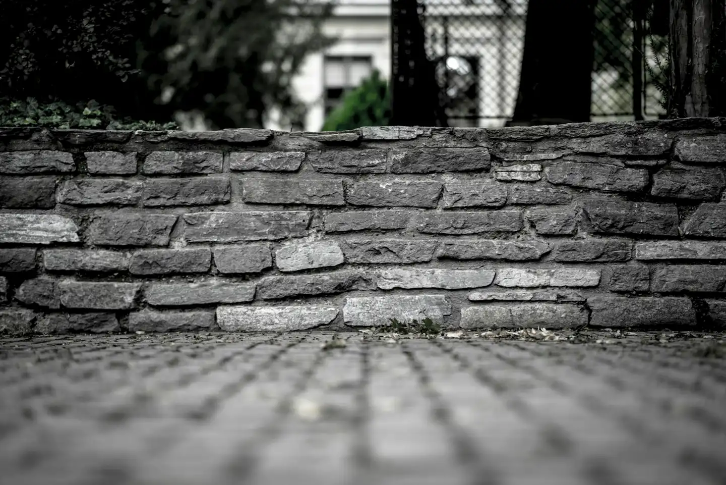 Stacked segmental block retaining wall with a capped top course